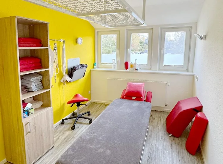 Physiotherpie in Celle - Blick in ein Behandlungszimmer mit Liege