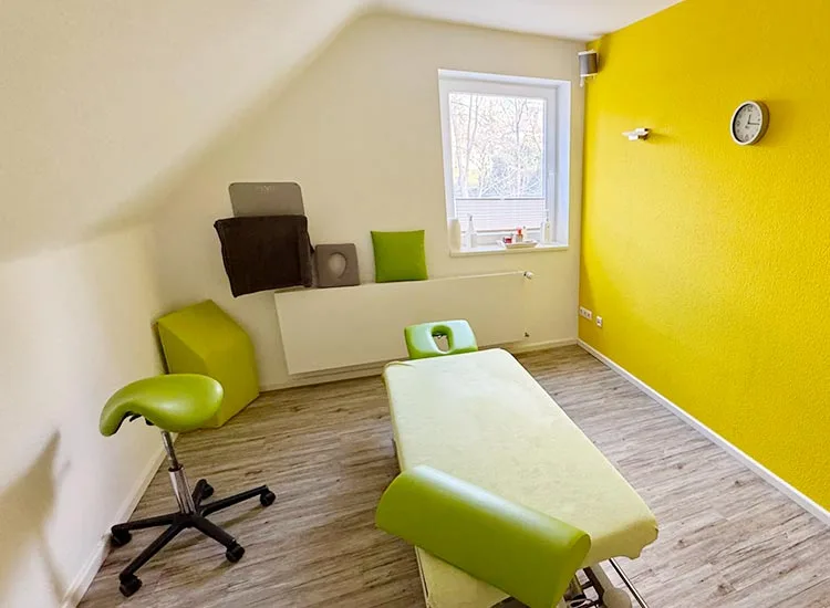 Physiotherpie in Celle - Behandlungszimmer mit Liege