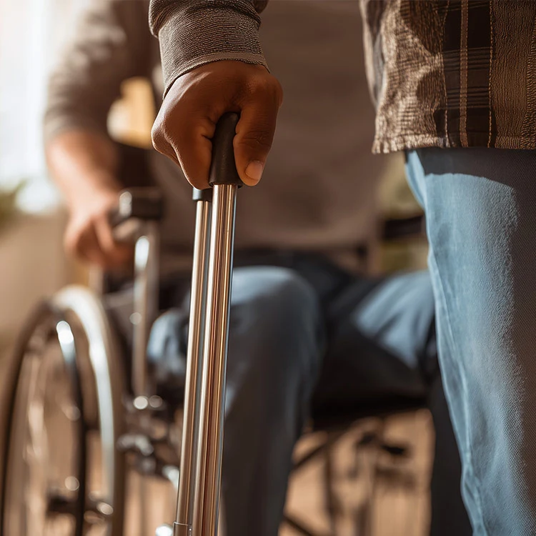 Ein Bild mit Menschen, die schlecht zu Fuß sind