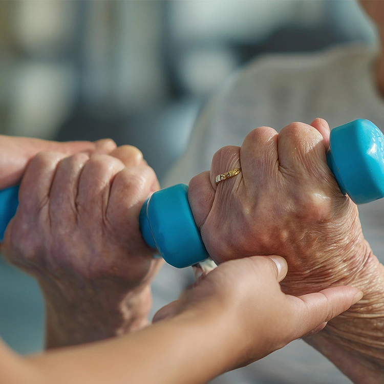 Handtherapie nach OP in Celle - Anwendung an einer Patientin