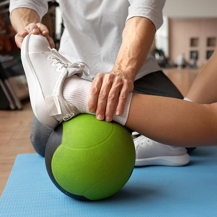 Physiotherpie in Celle - Anwendung an einem Fußgelenk